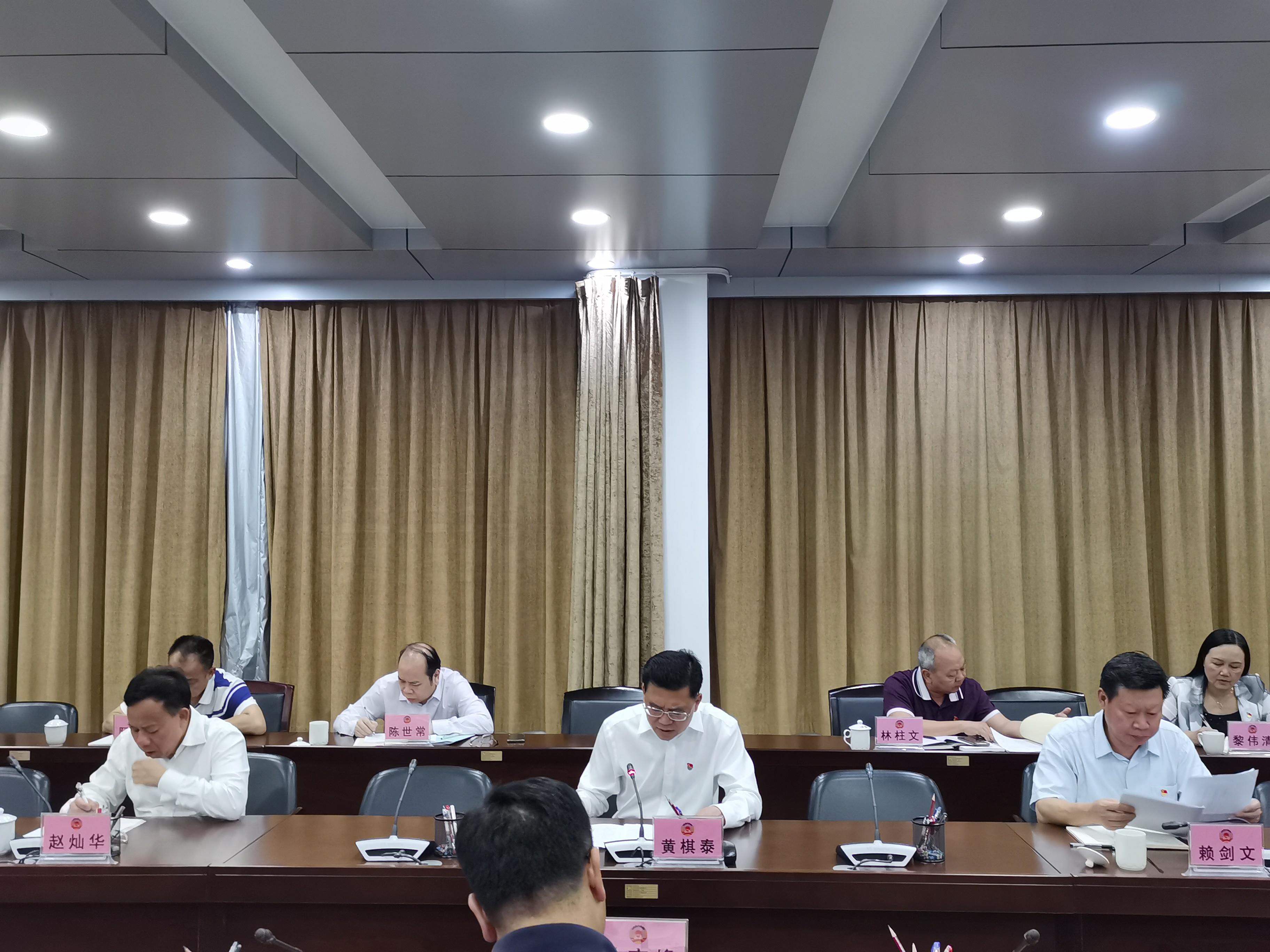 2-4月30日，区政协党组书记、主席黄棋泰在开班动员大会上作讲话（摄影：万江乐）.jpg